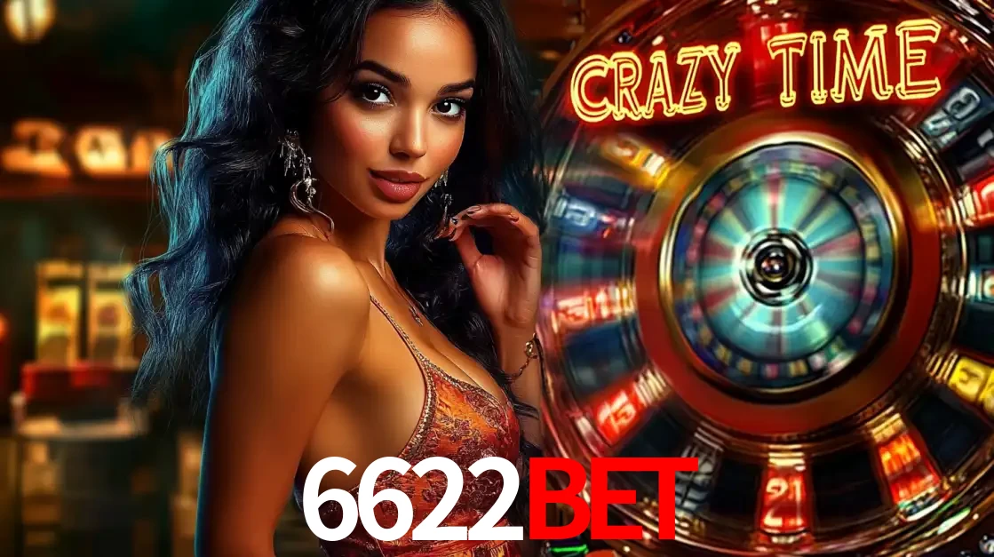 Mulher elegante ao lado da vibrante roda da fortuna do jogo de cassino ao vivo Crazy Time, um dos game shows mais populares e cheios de prêmios do 6622bet.